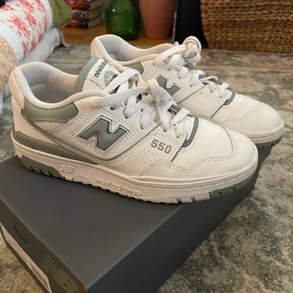 550 New balance sneaker in white and sage green